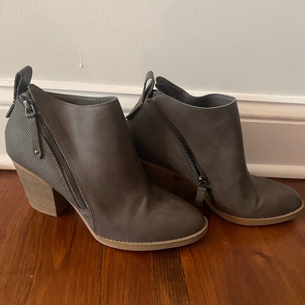 Grey Lexi & Abbie booties size 9.5